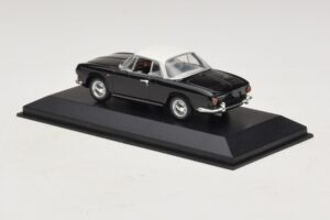 Volkswagen Karmann Ghia Preto com tejadilho branco Minichamps 1:43 430050224 Metal - imagem 3 de 5