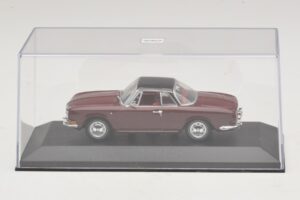 Volkswagen Karmann Ghia Vermelho Com Teto Preto Minichamps 1:43 GHIA002 Metal - imagem 4 de 5