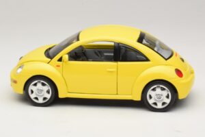 Volkswagen New Beetle A4 Amarelo Bburago 1:18 3302 Metal - imagem 4 de 8