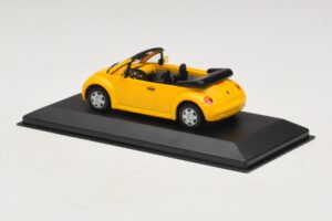 Volkswagen New Beetle Cabriolet Amarelo Minichamps 1:43 BEETLE002 Metal - imagem 3 de 5