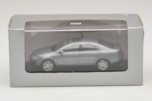 Volkswagen Passat B6 Cinzento Metálico Minichamps 1:43 PASSAT006 Metal - imagem 5 de 5