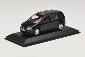 Volkswagen Touran 1T Preto Minichamps 1:43 TOURAN005 Metal - imagem 2 de 5