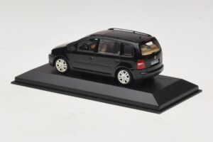 Volkswagen Touran 1T Preto Minichamps 1:43 TOURAN005 Metal - imagem 3 de 5