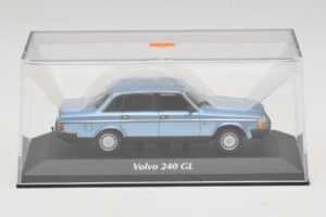 Volvo 240 GL Blue Metallic Maxichamps 1:43 940171400 Metal - imagem 4 de 5