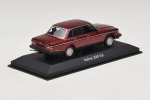 Volvo 240 GL Dark Red Metallic Maxichamps 1:43 940171401 Metal - imagem 2 de 5