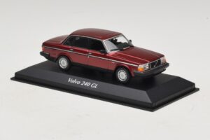 Volvo 240 GL Dark Red Metallic Maxichamps 1:43 940171401 Metal - imagem 3 de 5