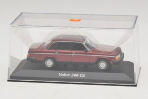 Volvo 240 GL Dark Red Metallic Maxichamps 1:43 940171401 Metal - imagem 4 de 5