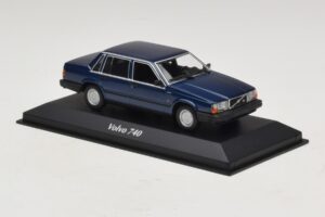 Volvo 740 Dark Blue Metallic Maxichamps 1:43 940171701 Metal - imagem 3 de 5