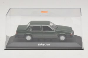 Volvo 740 Verde Escuro Maxichamps 1:43 940171700 Metal - imagem 4 de 5